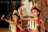 Dance called Legong Dance at Ubud Palace. Several young people on stage dressed in magnificent robes of gold brocade and synchronize their movements slow and strenuous. Ubud, Bali. Bali and Lombok.