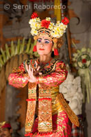 Dance called Legong Dance at Ubud Palace. Several young people on stage dressed in magnificent robes of gold brocade and synchronize their movements slow and strenuous. Ubud, Bali. Balinese dancer.