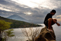 The small fishing village of Amed background with views of Mount Gunung Agung (3142m). East of Bali. Bali Solo  Excellent blog in French which takes you around this wonderful island. Certainly a site with lots of useful content with a fun quiz and various itineraries that go together.
