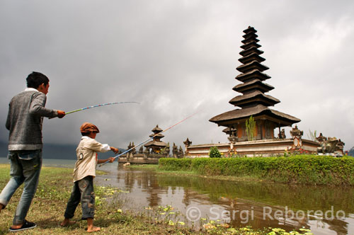 One of the most impressive temples in Bali is the Pura Ulun Danu Bratan. It is home to one of the most beautiful upland shrines in the island of Bali. This conventional Hindu thatch-roofed temple, consisting four compounds, is positioned by the western banks of Lake Bratan in the Bedugul Highlands. You can enjoy a paddle boat ride across the lake and witness Pura Ulun Danu Bratan at sunrise. This important Hindu-Buddhist temple was established in the year 1633 by the King of Mengwi. The temple is consecrated to Dewi Danu, the Goddess of the waters. The Goddess is venerated as a source of fertility. Pilgrimages and ceremonies are held here to ensure that farmers in Bali have sufficient water for irrigation.