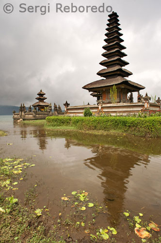 Pura Ulun Danu Bratan, located by the western banks of Lake Bratan in the Bedugul Highlands at a level of 1239m, is one of the most picturesque and most photographed temples in Bali. Danu Bratan is inside the caldera of the now extinct volcano Gunung Catur. It is one of the main sources of irrigation in the Balinese highlands, and so the temple is dedicated to Dewi Danu, the lake goddess. Pilgrims come to pay homage, and to ensure bountiful harvests.