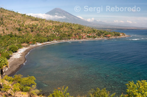 Located in south east Bali, strictly speaking Amed is a group of few hamlets on the eastern coast of Bali, but nowadays Amed is generic word for long stretch of coast which encompasses Amed, Jemeluk, Bunutan, Lipah, Selang and Aas village. Most of Amed coastline is still unspoiled with superb sunrise view as well as idyllic ambience an excellent place hideaway especially for those who seek for quietness and laid back atmosphere.