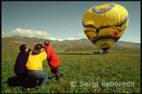 MANEL GUTIERREZ. The cross-country flight is a ballooning mode different, this is the adventure of getting a balloon flight heights of up to 4,000 m altitude! The cross-country flight, as the name suggests, allows for a much longer journey and, of course, much more intense. The cross-country flight adventure lasts about 2 or 3 hours, while allowing us to rise up to 4000 m altitude and fly over a vast expanse of mountains and valleys. This type of balloon flight takes place generally during the winter months, when there are the best weather conditions for the cross-country flight. The adventure can begin at different points of the Pyrenees. Departure from La Seu d'Urgell, of Cerdanya or culd not know exactly where it will end. Depending on the wind our journey will take us to some place or other. Anyway, wherever we go, the view from the balloon will be impressive: under our eyes appear emblematic places as the Sierra del Cadi Pedraforca mountain, the mountain of the Port del Comte ... fly over the Catalan Pyrenees!