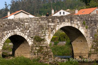 Ponte Maceira Tambre in Rio, the most significant bridge across the road. This is a beautiful building of the late fourteenth century, rebuilt in the eighteenth century, which for centuries was very important in communications between Santiago and Finisterre land.