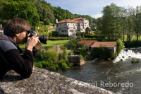 A tourist performs pictures from the River to Ponte Maceira Tambre.