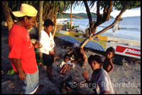 Family fishing. To meet the dawn on the beach for breakfast. Bulabog beach. Boracay. 