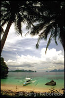 Idyllic islands in the Philippines. Travel boyfriends. Bangka on a beach. Cudugman. Bacchus Archipelago. Palawan. 