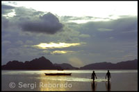 Young lovers in the Bay-Coronn Corongiu. Bacchus Archipelago. Palawan.