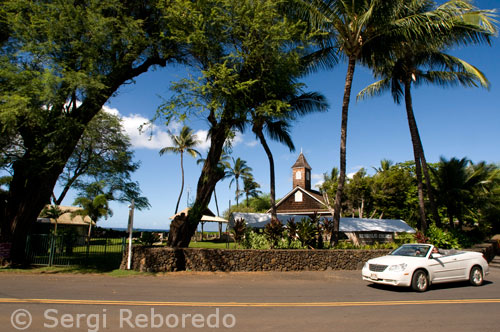 Kalaeala'i Congregational Church . Malena . Maui. Hawaiian Flag Hawaiian culture is known for its feature of incorporating deeply rooted symbolism and multiple meanings . Ka Hae Hawaii, or the Flag of Hawaii, is no exception . Ka Hae Hawaii is a beautiful and symbolic representation of the many facets of the rich and unique history of Hawaii . The Hawaiian flag symbolizes the Kingdom of Hawaii , Republic of Hawaii , its previous position as a territory and its current position as a member of the United States. Being one of the oldest flags still in use, the Hawaiian flag flies proudly in many locations throughout the islands , including many government buildings , schools and private homes. The history of the flag of Hawaii The story of how he conceived the Hawaiian flag is very interesting. Although historians can not agree on the exact details , it is known that Kamehameha the Great ( Kamehameha I) was responsible for its design . We can better understand the meanings behind the Hawaiian flag learning a little about the King who oversaw its creation. Kamehameha I ruled successfully , creating a single sovereign nation and securing recognition from the major world powers . Before the King Kamehameha I rule , the individual islands were ruled by different leaders . King Kamehameha I was a warrior skilled with the idea to conquer and unite the eight major Hawaiian Islands . The King was determined ruler , dedicated to protecting the welfare and sovereignty of the people. He did not allow foreigners to interfere in the politics of the islands, but played very well the role of ambassador and strove to forge peaceful relations and harmonious partnerships . His ability to be a symbol of goodwill helped the Hawaiian Islands to become an important center for the industry - during his reign , the fur trade , sandalwood, coffee and pineapple exports (pineapple ) was undoubtedly , a good start. Relations with Britain - and the position of that nation as a protectorate - were very important to the King Kamehameha I. In 1793 , a portion of the island was ceded to the UK in communication with Captain Vancouver , a deal that was never actually implemented by the British. Some say that today the Hawaiian flag was created taking into account the Union Flag ( Union Jack ) and the American flag. The Hawaiian flag is seen as a mix between the U.S. flag and the British flag . When the flag of the new Kingdom of Hawaii was presented , the UK , France , U.S. and Japan gave its official recognition of the icon .