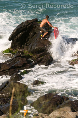 Ho’okipa Beach, una de las mejores playas donde practicar el surf y el bodysurf. Unas cruces advierten del peligro. Maui. Nativos de Hawaii buscan la soberanía En los años recientes, un tema político importante ha sido el logro de algún tipo de soberanía por parte de hawaianos nativos. El control de alrededor de dos millones de acres de tierra está aún en juego. En 1996, aproximadamente doscientos mil descendientes de indígenas isleños votaron para establecer alguna forma de autonomía. En agosto de 1998, en el aniversario número 100 de la adición de Hawaii como estado norteamericano, algunos manifestantes marcharon en Washington DC, demandando completa soberanía de parte del gobierno federal. En julio del año 2000, el movimiento recibió apoyo a modo de un proyecto de ley que fue introducido por el senador hawaiano Daniel Akaka. Dicho proyecto requería que se les permita a los hawaianos nativos formar su propio gobierno y tener un estatus legal similar al de los indios americanos.