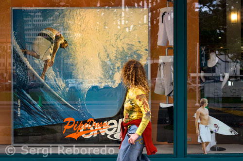 Shops in Honolulu surfers. O'ahu. A true Hawaiian tradition Where in the world except hawaii you can call a local phone number (596-SURF in Oahu) and receive the daily surf report? The south coast of Oahu is perfect for those just starting. The Waikiki area offers newcomers an opportunity to rent boards and take lessons on sites that stand out as being good for starters. Winter (November to April), is the most important station as to surf on the North Shore of Oahu, with waves up to 7m (20ft). Giant waves that originate in the northern Pacific Ocean, arriving on the shores of Hawaii delighting surfers and the crowd in general, which floods the beaches. Be careful: Large waves are for experienced surfers! Surfing is one of the most dangerous sports in the world, to the most experienced surfer can fall victim to the unpredictable forces of the ocean. On most summer days (May to October), the roaring north coast becomes a soft purr, the waters become docile and crystal, creating special conditions for swimming or snorkeling. (snorkeling) known spots for surfing have nicknames that are not always going to find on a map. The best option is to ask the most knowledgeable to find points that will be better with your level of experience in each season. The most popular places for surfing in Ohau are: Velzyland, backyards, gas chambers, backdoor, Pupukea, log cabins, leftovers, Chun's Reef, Laniakea, Silver Channel, Avalanche, Kaena Point and Walls.