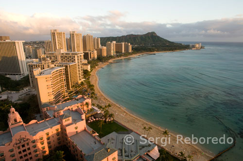 Panoramic views of Waikiki Beach at sunset. O'ahu. Today, it is estimated that between 255,000 and 275,000 native Hawaiians living in Hawaii. You can add that in these times the number is increasing at an estimate of about 6,000 people per year, the highest rate of growth in Hawaii ethnically. Most Native Hawaiians have less than 50% pure Hawaiian blood. In the U.S. Census of 1990, there were 1,108,229 people living in Hawaii. Of these people, 369,616 were white, 247,486 were of Japanese ancestry, were down 168,682 Filipinos, 138,742 descendants of Hawaiians and finally 68,804 were Chinese descendants. The Health Supervision Program have separate numbers, showing that native Hawaiians with a population of 205,079 would be the third largest ethnic group after Caucasians (262,605) and Japanese (222,014). The Office of Hawaiian Affairs believes that this discrepancy in numbers between Health Supervision Program and the U.S. Census of 1990, is due to the fact that PSS data include mixtures of pure Hawaiians with those who are not. It is likely that many of these individuals, to respond on its own identification in a single ethnic group in the U.S. Census records, chose another ethnic group was not Hawaiian. The Office of Management and Budget of the U.S. Government announced in October 1997 with the arrival of the new millennium, native Hawaiians have their own category in the census.