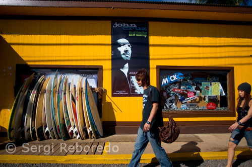 Shops in Haleiwa surfers. O'ahu. Hawaii's proximity to the islands makes Ecuador remain warm all year. On cloudless days, the sun can be very intense, so it is advisable to use hats and sunscreen to avoid the negative effects of the sun. If you accidentally turned sunburned, you can choose to soothe the burn using local aloe vera plants, cutting and using the fleshy part inside directly on the skin. Since the islands are located on the edge of a tropical area tend to suffer occasional strong winds and tropical storms. Although hurricanes are rare, the islands are vulnerable to storms generated north Pacific Ocean. In some cases the islands only experience the "replica" of the storms with rain and big waves. There may be flooding during heavy rainfall (generally rare) and in the wet season, but rarely occur. Only four hurricanes have hit the islands since 1957.