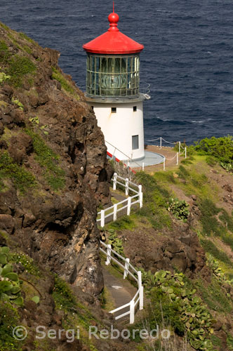 Makapu'u Lighthouse at the eastern end of the island. O'ahu. Continuing westward path to get to Lahaina from the north. The road also runs along curved paths and cliffs by the sea but nothing comparable to Hana. Hawaiian Lahaina was the capital until 1845. Its importance was due largely to the rise of the international whaling industry. Her beautiful historic district has been named a National Historic Landmark because of the large number of restored buildings belonging to the nineteenth century.