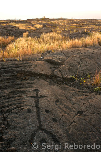 Pu'u Loa Petroglyphs. Hawai'i Volcanoes National Park. Big Island. • The north of the island are located in Waikola the best resorts in the area and to practice good surfing beach. Hapuna Beach is considered by many one of the best beaches worldwide. In this area also recommend a stroll through the colorful streets of Hawi and for the more adventurous one area treking Waipi'o by Walley. • Hilo and East of the island. In Hilo, the island's capital, we can walk through its magnificent Japanese garden and go in the afternoon to the nearby beach Honoli'i surfing to see as more seasoned women. We also enjoy a drive along the Panoramic Route Pepe'ekeo and draw us to the waterfalls Akaka Falls.