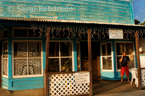 Hawi is the northernmost town. Their wooden houses painted in bold colors will transform the atmosphere of the seventies, when the town was a thriving place fully dedicated to sugar cane. Big Island. After this king, five successors of the same name, Kamehameha-ruled the kingdom after his death in 1819, until the end of the dynasty, in 1872. In 1820 the first American missionaries arrived from Boston to Christianize the island, and in 1835 he founded Koloa Plantation, the first sugar cane plantation. King Kamehameha III succumbed to pressure from the missionaries Yankees and allowed foreign residents will vote in elections, and even negotiated with them the annexation of their nation in a position at least allowed the survival of the Hawaiians. His throne was succeeded by two rulers, two nephews who tried to diminish U.S. influence engaging ties with Japan.