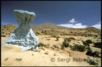 Painted Rocks, art and nature. A few miles from Tafraoute in Grasp-Oudad, is a famous rocky area for its painted in blue and red rocks. These stones are not as colorful work of nature, but the Belgian artist Jean Veran.