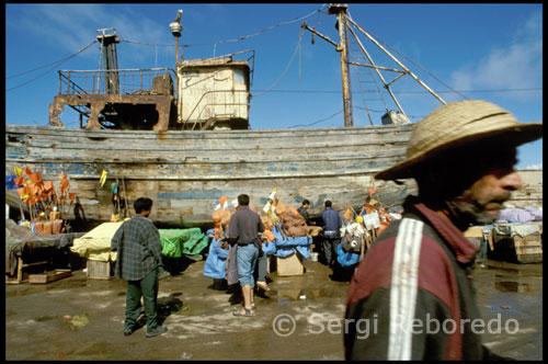 Essaouira. The work performed by these fishermen, is an almost handmade, handwork in very difficult conditions. Because the Atlantic Ocean does not receive precisely with a smile to delve him to strip him of his cheerful and tasty inhabitants. In small shells, under a blazing sun and sea salt in the absence of any protection if your bill is charged as tanned skin sores and also the soul. Watch them work is a pleasure to behold. No stoke each other or know the rush, but each has its role carefully and together look like a big family where fish are their cousins sea and seagulls your pet.