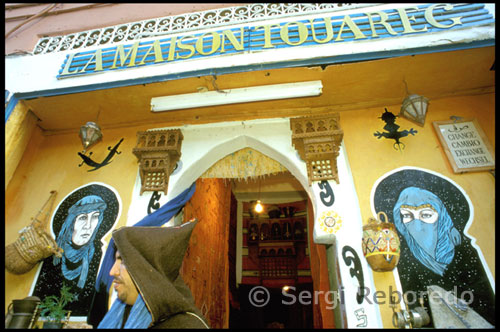 LA MAISON TOUAREG Tafraoute: House - Decoration - Garden> Crafts Art. Opened in 1988, here's a nice shop and well equipped. Soak explain the secrets of the Tuareg Berber carpets and around a good mint tea. Tafraoute only place where you can change money at the official rate, Sundays and holidays.