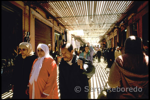 The souk in Marrakech is a maze of streets full of shops and stalls where Moroccans where they shop and shop owners try to make their "August," with tourists. Souk in Marrakech Souk Marrakech Souk extends from northern Djemaa el Fna and takes tens of labyrinthine streets. In it you can buy all kinds of clothes, spices, food, crafts and local products. In the souk you will find artisans grouped by unions; dyers, basket and hardware are some of the trades that come together in the souks of Marrakech.