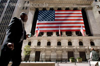 New York Stock Exchange. 11 Wall St. (closed to the public for security reasons). The building of the bag, or simply also called Wall Street, has become the global symbol of capitalism. A large flag flies over the main building overlooking St Broad Street, under which brokers parade dressed from side to side of the street. After the crisis of 2008, certain shares of the leading companies in the world came to losing half of your quote in a few months.