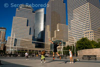 Handball near the World Financial Center. In the past was connected to the World Trade Center by a bridge. It houses about four office towers and a shopping area with shops and restaurants, also called Winter Garden lobby decorated with 16 palm trees. In part that touches the Hudson River is a handball public field in which there are always people in the sport.