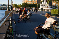 In Battery Park, both residents and tourists have the possibility of a series of activities without leaving the inner-city amenities such as biking, exercise or just taking a walk outdoors.