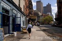 A woman walks through the streets of Soho. SoHo and Tribeca are two of the most famous New York, known because they are fashionable and because they are home to artists, actors and others who appreciate an eclectic and vibrant. SoHo refers to the area south of Houston Street and Tribeca, the Triangle Below Canal Street (Canal Street triangle under) between the Hudson River and Broadway. In recent years, the Tribeca boundaries have expanded to the north almost to Houston, so that the two areas have almost joined. A SoHo is known for being the hangout of artists in New York, and has the art galleries to prove it. There is also an important fashion shops and businesses and a wide variety of restaurants. The nightlife is the best that the city has. Tribeca is now and always has been the site of the New York publishing industry, perhaps the reason why JFK, Jr. chose to live when he was director of the magazine 'George magazine. " The streets of this neighborhood are filled triangular publishers, both large and small. Tribeca is also home to many quaint restaurants and some good night spots, but usually a bit quieter than SoHo. Most residents of this neighborhood are single professionals in comparison with artists and actors in SoHo. If you visit New York, definitely worth it to devote a day to visit these areas full of life, to ensure you discover the true essence of the artistic life of Manhattan.