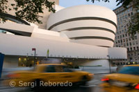 Solomon R. Guggenheim Museum. 1071 Fifth Avenue and 89th Street. Tel 212-423-3500. (Sun-Wed 10am-5: 45pm / Fri 10am-5: 45pm / Sat 10am-7: 45pm / Closed Thurs / adult $ 18US / $ 15US students and seniors / children <12 years free). The museum is named after its founder, Solomon R. Guggenheim, an American magnate, encouraged and guided by the artist and art advisor Hilla Rebay, started a collection of nonobjective art in the late twenty years. At first, the Guggenheim own suite at the Plaza Hotel in New York served as exhibition space for art collection. Later in 1937, when his collection had grown too large to house in his apartment, Guggenheim Foundation created the Solomon R. Guggenheim. Two years later, the foundation opened its first museum: the Museum of Non-Objective Painting (Museum of Painting and lens), on 54th Street east of Manhattan, directed by Hilla Rebay. Four years later, the Foundation requested the innovative architect Frank Lloyd Wright to design a permanent building to house the growing collection of art from the Guggenheim, which at that time included works by Marc Chagall, Robert Delaunay, Fernand Léger, Amedeo Modigliani, László Moholy- Nagy and Pablo Picasso. Wright spent 16 years, 700 sketches and six sets of different planes to complete the project. And so, on October 21, 1959, the Museum opened its doors Solomon R. Guggenheim with its characteristic spiral shape, which has become an emblem of the city of New York. The eight-story building and nearly 30 feet, was remodeled in 1992 after two years of being closed to the public and has a permanent collection of over 5,000 works, among which are works of art by Chagall, Kandinsky, Picasso, Manet , Vincent van Gogh, Joan Miro, and 200 photographs of Robert Mapplethorpe.