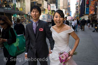 A newly married Asian couple celebrating their honeymoon in the area of Times Square. In the center of this spectacular combination of lights, movement, life and color, opened this year, a large space for tourists to rest or look around the impressive display of art developed to advertise that together, they give Times Square Center the label of the Big Apple and the World, the city that never sleeps, the Babel of Iron or the world capital of art and entertainment. On Broadway you can see the giant animated logos of large companies, employing up posters dozens of floors of buildings, huge TV screens, the decoration of the windows of several businesses, electronic information on the stock exchange and the latest news in the world. Also, over a dozen streets, a lot of vendors posts leather briefcases, Hot dogs, soda, peanuts, and cartoonists, artists, musicians, etc.. It is interesting to see horse-drawn carriages for tourists strolling, circulating in the midst of flaming cars and limousines.