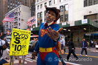 A man dressed as Superman tries to be photographed with tourists in Chelsea to make a little money. This is a neighborhood in transition between the stressful streets of downtown Manhattan and quiet of Greenwich. In 1750 Captain Thomas Clark bought the land comprising what is now occupying the 14 to the 25th Street and 8th Avenue to the Hudson River by putting the name of Chelsea. A mid-nineteenth century and after the installation of a rail line along 11th Avenue, the working population was settled in this area of Manhattan. During this time was the pre-Broadway theater center.