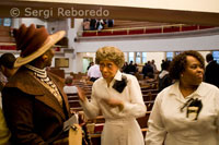 Parishioners at mass. Abyssinian Baptist Church. 132 Odell Clark Place (commonly 138th Street) near the 7th Avenue. Phone 212-862-7474. (Sun 11:00). This is one of the oldest churches for parishioners of color in the city. It was founded in 1808 and became one of the richest churches in New York, thanks in part to the charismatic Reverend Adam Clayton Powell Jr. The most characteristic feature of this neo-Gothic style church today is its gospel choir every Sunday attracts hundreds of tourists. As much as to endeavor to say that the ceremony is not merely a gospel performance or entertainment, but is only a religious act, the truth is that when one is among the visiting public, which is on the top floor and completely separated from parishioners, has the feeling of being more of a Broadway play than in a religious ceremony, but yes, it's worth. Visitors are only welcome at the Sunday mass at 11 and to gain entry to queue there horan before and at least two women must wear the shoulders covered and men can not enter with shoes shirts.