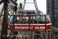 Roosevelt Island cable car. At the 2nd Avenue and 60th Street exits the cable car to Roosevelt (same ticket as the metro) that crosses the Queensboro Bridge along the East River to Roosevelt Island. The cable car itself is already a tourist attraction, but we can also take a stroll through this tiny island, with gardens to stroll with the kids.
