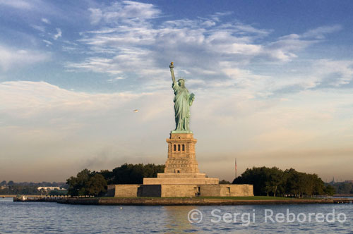 The Statue of Liberty stands on a small island in the middle of the port of New York City. Designed by sculptor Auguste Bertholdi Frederick, was a gift of international friendship from the people of France, commemorating the centenary of American independence in 1876. The monument is 151-feet (46-meter) tall and is built on a pedestal of granite on the walls of a star-shaped junction. Was recently completed and dedicated on October 28, 1886. On October 15, 1924 was designated a National Monument. The idea that the French Republic made a gift to the American people came up with the sculptor Frederic Auguste Bartholdi one summer night in 1865, while dining at the home of a historian francés.Seis years later, during a trip to New York, Bartholdi, who was then 37 years had discovered the perfect location for the statue Bedloe Island in Upper New York Bay, a place visible to all ships that came to face election puerto.La the statue was a lot of trouble to Bartholdi, who finally decided to give it the stern features of his mother, a fanatical Protestant who was mad at his son, literally, by forbidding to marry the woman he wanted: a judía.Otro problem was finding the right materials to build a statue to withstand the elements and, in turn, outside light to transport by sea, and was inspired by the Colossus of Rhodes, which was hollow, covered in bronze, he used thin sheets of copper.