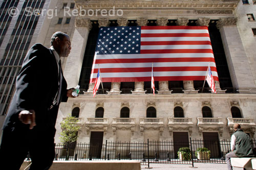 New York Stock Exchange. 11 Wall St. (closed to the public for security reasons). The building of the bag, or simply also called Wall Street, has become the global symbol of capitalism. A large flag flies over the main building overlooking St Broad Street, under which brokers parade dressed from side to side of the street. After the crisis of 2008, certain shares of the leading companies in the world came to losing half of your quote in a few months. Brokers in New York and sale of flats. But we enter the field. The first thing you must know is the difference between condo (condominium) and co-op (cooperative). The first resembles a typical flat or apartment in Madrid. You are the owner of your apartment and that was it. In the case of co-op, the building divided into shares, or shares. You are owner of a number of shares and will therefore corresponds to a particular apartment. This definition is very fast, but enough for now. What differentiates mainly between two types of housing is the famous "Board" and more in terms of "Board Approval." The "board" is a group of people representing the normally cooperative and are in turn shareholders of the building. This board has a responsibility to care for the sake of building, managing it properly, causing it to follow the rules, regulations and others. Because cooperatives have had some as "family", this board is usually a little "strict" thus trying to keep the building and its people in harmony. They are therefore usually a set of rules that affect us particularly. The first one deals with the buy / sell the apartment. Once you've decided to buy a co-op, you review it thoroughly. They want to know everything about you, from your financial solvency, even your lifestyle. Moreover, you must pass a personal interview with them. If you like, you can buy, if not reject you. A little hard truth? Like everything in life, there are boards harder and more flexible. But to give you an idea, is not the first time that deny the purchase of an apartment to a rock star that its presence can cause quite a stir in the building and surrounding area. This did little money.