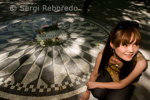 Central Park. Strawberry Fields. It is a memorial garden to the person of John Lennon who was murdered while driving home a few yards from here in the APARATAMENTO Dakota. In addition to the garden with more than 150 species of plants in the ground is a circular mosaic with the word Imagine donated by the city of Naples, in which fans and fans laying flowers almost daily. We minutes later with our walk with one goal: get to Strawberry Fields, a place preferred by John Lennon and his wife Yoko Ono to walk in the park. After the murder of Lennon the city dedicated this site to her memory and called Strawberry Fields (Strawberry Fields). Yoko Ono is maintained through donations. In the center, black and white mosaic with the word IMAGINE, donated by the city of Naples is the place where the faithful pay tribute to the singer. In the gardens are 161 species of plants brought from all over the world. Direct access from 72nd Street and Central Park West. It is located just in front of the Dakota, his home and killed the component where the Beatles. Now a vigilant guard that no one is kept too long in the door of what is now apartments. Indeed, Yoko Ono still lives there. It would also be the melancholy of Strawberry Fields, the truth is that we went. There are many representative buildings of Manhattan. Ah! I forgot! Return to Central Park and its area of 5th Avenue. There lie the majority of museums in Manhattan besides those in the Central Park West. But that is another story. Before closing chapter, I want to talk about another building with a history of the island. I speak of the Flatiron Building in Spanish is the translation of "iron building", having seen this, as also from atop the Empire State Building. The "plate" can be seen if we draw close to Madison Square Park. This building has a very particular history. It opened in 1902 and was the highest of his time and the first set in Manhattan Otis brand elevators. But its owner had problems with the rental of apartments by the citizens as these feared that this would be dangerous. To rent had to opt for a single decision: give the first six months of rent. After that time were confident tenants and the landlord could then begin to collect the rent. Today the Flatiron Building has apartments for rent that few can afford and also are no longer free for the first six months.