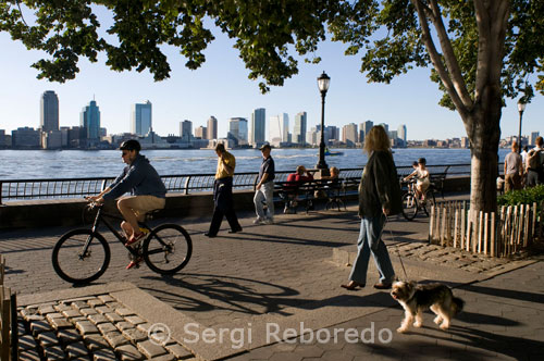 Battery Park is a wonderful place for cycling. The name comes from the artillery of the Netherlands and British who settled there, in order to protect the port. At the north end of the park is Pier A, formerly a fire station. Along with the Hudson River Park, a system of bike lanes and walkways extending to the edge of the Hudson River. A bike path is being built through the park, which will connect the Hudson River and East River. If we are interested in buying an apartment in New York we have the following considerations: As in the case of rentals, there are several methods. The first and most common is to use a broker, or realtor. Needless to say you will pay the price for their services. How? Well to give you an idea, the broker usually charges the seller 6%. A lot, right?. Yes, and unfortunately this affects the sales price is increased by this amount, so it ends up paying the buyer. The disadvantage of using a broker is obvious, 6%. The advantages we all know. You save much time, because what you seek you have access to more apartments and then advise you and help with the buying process, especially in the case of co-op's.