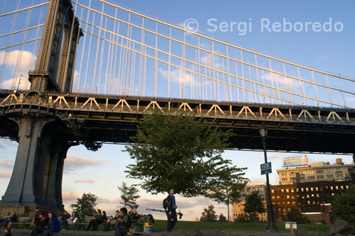 A photographer under the Manhattan Bridge Bridge. This bridge has always lived in the shadow of his illustrious older brother, to the south. Opened in 1909, this bridge does not have the grace of Brooklyn (it is a tangle of cables in blue and white, is lined with barbed wire prison frankly, the pedestrian is on the south side, not in the center, and we have to endure noise and underground tremors), but has its advantages. First, its location in the Chinatown. After a meal in New York Noodle Town (28 ½ Bowery), right there on the corner of Bowery and Canal, are the stairs that lead to the bridge. Within minutes, enjoy the beautiful landscape and view of the Brooklyn Bridge. After walking half an hour, lower another set of stairs and in five minutes you're in Down Under Manhattan Bridge Overpass (DUMBO). A decade ago, when artists settled in its old warehouses and factories, some said it was too sinister there under the Manhattan Bridge, and never would create a neighborhood feel, but there is, ever more beautiful people, galleries, restaurants and shops. Design highlights Prague Kolektiv (143 Front Street), Czech furniture mecca of the twentieth century, Baxter & Liebchen (33 Jay Street), Danish pieces Jacobsen, Henningsen and others, and Wonk (68 Jay Street), and furnishings hypermodern. Loopy Mango In Front (117 Front Street) will dress in vintage, in Pomme (81 Washington Street) bring your sons in the latest fashions, and Jacques Torres Chocolate (66 Water Street) you will find a reason to abandon this diet salad York and Coca-Cola light. To eat brunch are quiet in Dumbo General Store (at 111 Front Street), Indian-Thai fusion cuisine at Rice (81 Washington), and classic American food Bubby's (1 Main), where at night sometimes playing music. The Manhattan Bridge is a suspension bridge that crosses the East River in New York, connecting Lower Manhattan (at Canal Street) with Brooklyn (at Flatbush Avenue Extension) in Long Island. It Was the last of the three suspension bridges built across the lower East River, Following the Brooklyn and the Williamsburg bridges. It was the last of the three suspension bridges built across the lower East River, following the Brooklyn and Williamsburg bridges. The Bridge Was Opened to traffic on December 31, 1909 and designed by Leon Moisseiff Was [1] Later Who Designed the original infamous Tacoma Narrows Bridge That Open and collapsed in 1940. The bridge opened to traffic on December 31, 1909 and was designed by Leo Moisseiff, [1] who later designed the original famous Tacoma Narrows Bridge that opened and collapsed in 1940. It has four vehicle lanes on the upper level (split Between Two roadways). It has four vehicle lanes on the upper level (split between two paths). The lower level has three lanes, four subway tracks, a walkway and a bikeway. The lower level has three lanes, four railroad tracks, a walkway and bicycle path. The upper level, originally Used for streetcars, Each has two lanes in direction, and the lower level is one-way and has three lanes in peak direction. The upper level, originally used for streetcars, has two lanes in each direction, and the lower one-way with three lanes in peak direction. It Once Carried New York State Route 27 and later Was planned to carry Interstate 478. It once carried New York State Route 27 and later was planned to carry Interstate 478. No tolls are charged for motor vehicles to use the Manhattan Bridge. No tolls are charged for motor vehicles to use Manhattan Bridge.