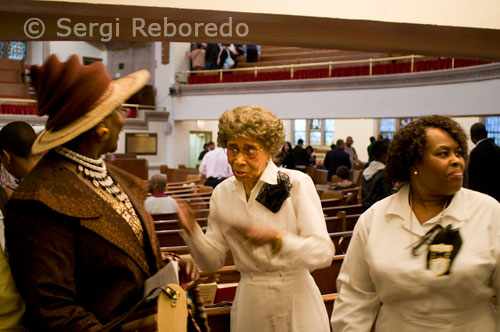 Parishioners at mass. Abyssinian Baptist Church. Odell Clark Place 132 (commonly the 138th Street) near the 7th Avenue. Phone 212-862-7474. (Sun 11:00). This is one of the oldest churches for parishioners of color in the city. It was founded in 1808 and became one of the richest churches in New York, thanks in part to the charismatic Reverend Adam Clayton Powell Jr. The most characteristic feature of this neo-Gothic style church today is its gospel choir every Sunday attracts hundreds of tourists. As much as to endeavor to say that the ceremony is not merely a gospel performance or entertainment, but is only a religious act, the truth is that when one is among the visiting public, which is on the top floor and completely separated from parishioners, has the feeling of being more of a Broadway play than in a religious ceremony, but yes, it's worth. Visitors are only welcome at the Sunday mass at 11 and to gain entry to do horan tail before and at least two women must wear the shoulders covered, and men can not enter with shoes shirts. The program included events at the Metropolitan Museum where we discussed the synergies between memory and film, while a group of children, accompanied by a team of experts (including Sherpas), imagined that he ascended Everest. The neurologist Oliver Sacks, author of 'The Man Who Mistook His Wife for a Hat', the Rev. Calvin O. Butts III and the gospel choir of the Abyssinian Baptist Church discussed the suggestive power of music in our brain, when neurons dance to flats, and quavers. Alan Alda, memorable M.A.S.H. and several titles of his friend Woody Allen, picking again Saturday in the skull of the physicist Richard Feynman in the play QED, then talk to the astronomer Vera Rubin and physicists Pierre Hohenberg Stephon Alexander and on the vicissitudes of the great scientist. Alda, inaugurated as the champion of popular science, premiered on Sunday his own play, based on the love letters of Albert Einstein. Other examples of the heavy agenda include a discussion on the science of longevity, one on the search for the laws of life, one more about the dream of a unified theory of Einstein, one on what makes us human, in a choreography Guggenheim based on 'The Elegant Universe, "a panel discussion on science and faith, a conference on the synergies between magic and mathematics (perhaps a redundancy, then from above), other genes on and our biography, a panoply of activities for children in Washington Square, etc.
