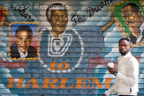 Graffiti Obama and Martin Luther King painted in the shade of an establishment of Harlem. Today, Harlem is undergoing a new renaissance, transforming itself with the rehabilitation and construction of housing, becoming a safe and attractive neighborhood, with new residents, businesses and educational and cultural centers. Major museums are in this part of the city, including the Museum of the City of New York, El Museo del Barrio, the Studio Museum in Harlem and Morris-Jumel Mansion Museum. They are also famous Baptist churches in which are held every Sunday Mass Gospel. The kitchen also excels in this part of town with restaurants like Sylvia's, considered the best in the country specializing in soul food. The main streets in this neighborhood are 116th Street, 125th Street called Martin Luther King Boulevard and 6th Avenue is here called Lenox Avenue. For now, go far from the center formed by these streets may be unsafe. The first step is to go to Harlem and Harlem, then go south of the Bronx, Yankee Stadium and the area's famous graffiti urban artists. Then the tour continues through Queens, Flushing Meadows and seeing Latino areas of Corona and Jackson Heights. The final leg of the tour is Brooklyn, visiting the area of Orthodox Jews. Finally, cross the Brooklyn Bridge, ending the tour in Chinatown, Little Italy and Soho, also lasting four hours.