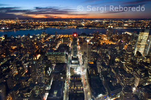 Aerial views of the skyscrapers and the Hudson River from the Top of The Rock at Rockefeller Center. The observing floor includes three renovated lower levels and housed in the top three 79-storey architectural heart of Rockefeller Center, 30 Rockefeller Plaza. The observing floor was opened to the public for the first time in 1933. Speyer Semitism, has completely renovated, so is a unique place to understand and celebrate New York City. Top of the Rock is open daily from 8:30 am until midnight. The sky shuttle will make its last trip at 11pm each night. The initial price of the tickets are $ 14 for adults, $ 12 for seniors and $ 9 for children 6 to 11 years. Different levels of Top of the Rock offers top features such as tickets booked schedule (reducing the long lines or large crowds), multimedia exhibitions, an observation completely interior surface, and safety glass panels that allow panoramic views without any visual barriers, covering some of the most prominent of the city, from the Chrysler Building to the Statue of Liberty, passing through Central Park in its entirety and the Hudson and East rivers. Rockefeller Center Observatory was originally designed to evoke the upper decks of a large ocean liner in 1930. Historically, the plant 70 was decorated with deck chairs, gooseneck elements, and large vents with the intention of simulating stacks the deck of a ship. The XXI century restoration includes limestone sawn and lily panels of cast aluminum, and other artistic and architectural elements. Tishman Speyer Properties hired the architectural firm of Gabellini Associates LLP to achieve the design and rejuvenation of the observatory, ensuring that the historic integrity of the place to stay. Gabellini's vision includes a mix of contemporary forms with traditional references to Art Deco building of 1930.