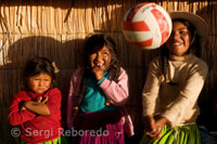 Unas niñas en la isla de Los Uros ubicada en el interior del Lago Titicaca juegan con una pelota de volley. 