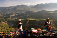 Vendedoras de artesanía en la ruta que lleva a la Cruz del Cóndor.