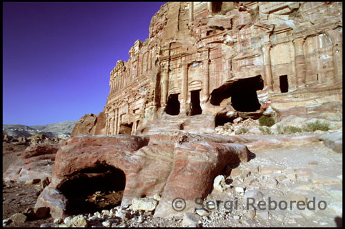 Petra was a city oasis spectacularly situated between the mountain cliffs of southern Jordan desert , and almost halfway between the Dead Sea and the Gulf of Aqaba . Its inhabitants , the Nabataeans , Petra settled over 2000 years ago . Its prosperity was due to trade caravans as different routes converged at this oasis , trade of India and Arabia came to the Red Sea through Petra before reaching the Mediterranean and the routes from Mesopotamia and Petra crossed East way to Egypt. Despite the growing power of Rome in the West, the Nabataeans were able to remain independent until 106 AD , when the Emperor Trajan Petra became a Roman province . The place was so remote and inaccessible , which was unknown since the time of the Crusades until the nineteenth century that a Swiss J. Burckhardt , disguised as Arab sheik and accompanied by a Bedouin guide visited the city . Taking secret notes and sketches, wrote : "It seems quite likely that the ruins are there in Wadi Musa Petra the ancient dela " . Despite Burckhart rediscovery , it was not until 1924 when the first archaeological excavations were conducted in Petra , under the supervision of the British Archaeological School in Jerusalem. Groups Jordanian and foreign archaeologists have brought to the surface several areas of the city , revealing much data on the life of its former inhabitants. A large part of the attraction of Petra comes from its spectacular position in a narrow gorge . From the main entrance you can walk down the Siq gorge , and cut through the cliff walls , watching his step betilos with ancient inscriptions and rock carved dwellings . The Treasury, Petra's most famous monument suddenly appears at the end of the Siq . Used in the final scene of the film "Indiana Jones and the Last Crusade" , this huge facade is just one of the first secrets of Petra . Several trails and climbs reveal hundreds of buildings , facades , tombs, baths ... On top of a mountain and overlooking the city , is the Tomb of Aaron , brother of Moses.