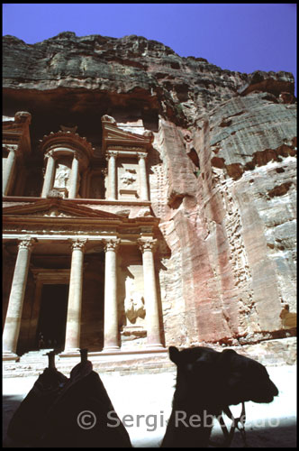 No doubt the jewel of the great attractions of Jordan is Petra which was recently voted the second new Wonder of the World, in a vote which involved millions of people on five continents and it is true that only by knowing Petra and its magical setting worth making the trip to Jordan, but the country offers much more in a motley mix of cultures and landscapes. Jordan is a country of culture, beauty and striking contrasts. It is an ancient land, and modern kingdom, which offers the discerning traveler a fascinating diversity and the traditional hospitality of its people. Few nations can boast so close affinity to the great epochs in the history of the world and its pleasant climate throughout the year. Here the true destiny of humanity has been defined, again and again, in the course of the centuries, leading to unparalleled shows nature and human achievements.