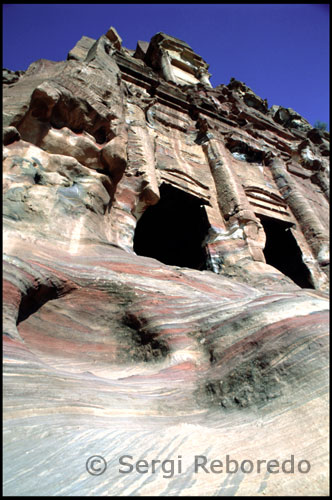 Because in Petra, in the vast city that is Petra, with its more than 500 tombs that adorn the red walls of the valley, what are the emotions prevail over the architectural wonder and the mystery of their origin. If this is a city where are the houses? Light capricious choose your key, provided in the range of roses, decorated with yellow veins, white, green, orange and gray. Stones into small pieces that sell children pursuing traveler, powders nine natural colors with which skilled hands create drawings inside tiny bottles, an art that Abdullah Mohamed Othman began in the early 60s when he was 10 years inside a blister of penicillin and now continues his brother Hussein few hundred patients and artists. The tour around the city, some make a horse, buggy, donkey or camel, at step Silk Tomb which stands just by the color of its facade and Corinthian Tomb is distinguished by the beautiful combination of its classic and Nabataeans. The Ballot Box, which was later transformed into a Byzantine church, had a huge room inside, which perhaps served triclinium for funerary celebrations.