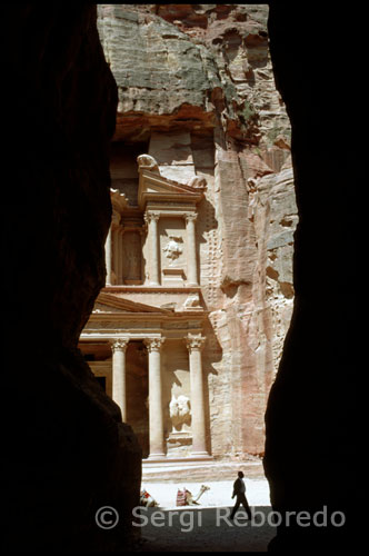 But the best way to tour Petra is walking slowly, with good parts water and a hat to protect from the relentless sun. We must reserve forces, because in the final waiting an hour walk to the colossal monastery - in similar ways to the Treasury, but much larger - a winding route carved into the rock, with more than 800 steps. From there, overlooking the magnificent landscape of cliffs and gorges and rocky desert looms the impressive surrounding Petra. Little of what is now contemplated traveler might enjoy the first westerner who entered Petra, the young Swiss explorer Johann Ludwig Burckhardt, who took three years to carve the confidence of the Arab tribes that roamed the area, learned Arabic, dressed like a Bedouin, converted to Islam and took the name Abdullah Ibn Ibrahim ... All to be a single day in the middle of this paradise and to reflect briefly in his diary: "If my guesses are correct, this place is Petra." It was the August 12, 1812. The rush of the Swiss had to do with the distrust of their hosts, but also with its accelerated life: he had yet to discover and explore Abu Simbel Mecca. He did all that before he died with only 33 years.