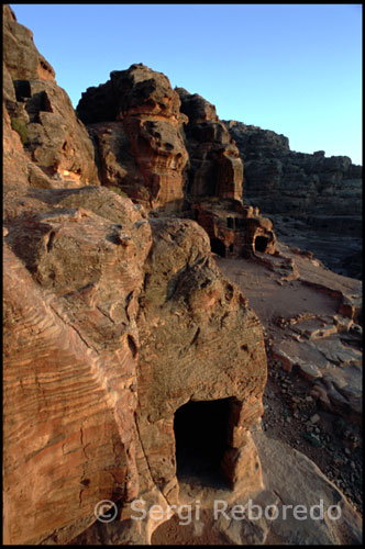 The origin of the wealth of Petra was in the caravan trade. Up to seven routes converged in the desert city, where products were distributed to Alexandria, Jerusalem, Damascus, Apamea and many other cities. Literary sources such as Periplus of the Erythraean Sea and Pliny, detailing the enormous rates at which the goods were subject circulating through the Nabataean kingdom. Figures are given up to 25 or 50 percent of taxation. This burden, coupled with the high value of marketed products, such as silk, shoe polish, incense, spices and myrrh, and the huge number of displaced goods allow us to understand the sudden splendor of the Nabataean kingdom, caused by the huge demand derived from the Pax Romana , which is embodied in his wonderful capital. On the chronology of the Nabatean kingdom no direct data are available that allow drawing a more or less firm history. We have to conform with the archaeological and isolated news provided by classical sources, essentially Diodorus, Strabo and Josephus. All documentation reveals that the middle of the second century BC there was a royal family in Petra, attested by Strabo, but the monarchy may have preceded the dynasty of Aretas I, traditionally considered the first Nabataean king, Aretas I name is mentioned in the oldest Nabataean inscription from 168 BC From that time the structures were consolidated the kingdom and began to build the royal necropolis. The various kings compete with each other to achieve more and more beautiful facades and spectacular for their tombs carved into the rock walls.
