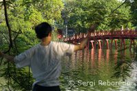 Haciendo ejercicio matutino en el puente The Huc que lleva al Templo de Ngoc Son (montaña de Jade) en el lago Hoan Kiem. Barrio Antiguo de Hanoi. 