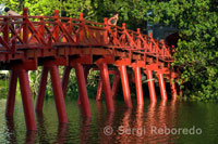 Puente The Huc que lleva al Templo de Ngoc Son (montaña de Jade) en el lago Hoan Kiem. Barrio Antiguo de Hanoi.
